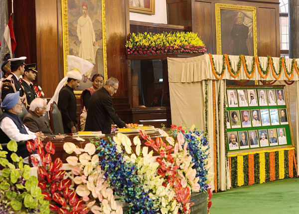 The President of India, Shri Pranab Mukherjee unveiling Photographs of Presidents of Central Legislative Assembly and Portrait of Former Speakers of Lok Sabha at Central Hall of Parliament House in New Delhi on February 10, 2014. 