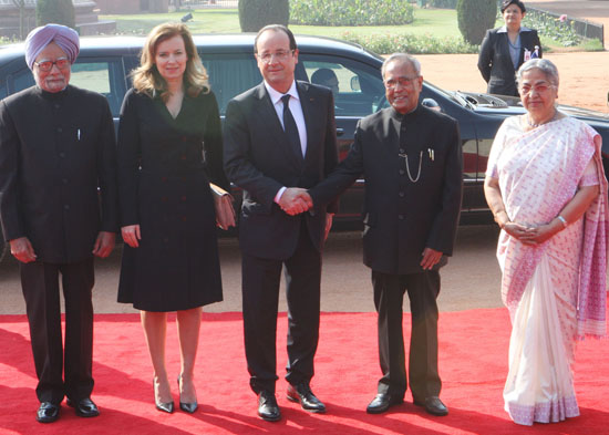 The President of India, Shri Pranab Mukherjee receiving the President of the Republic of France, H.E. Mr. Francois Hollande and Ms. Valerie Trierweiler on his ceremonial reception at the Forecourt of Rashtrapati Bhavan in New Delhi on February 14, 2013. A