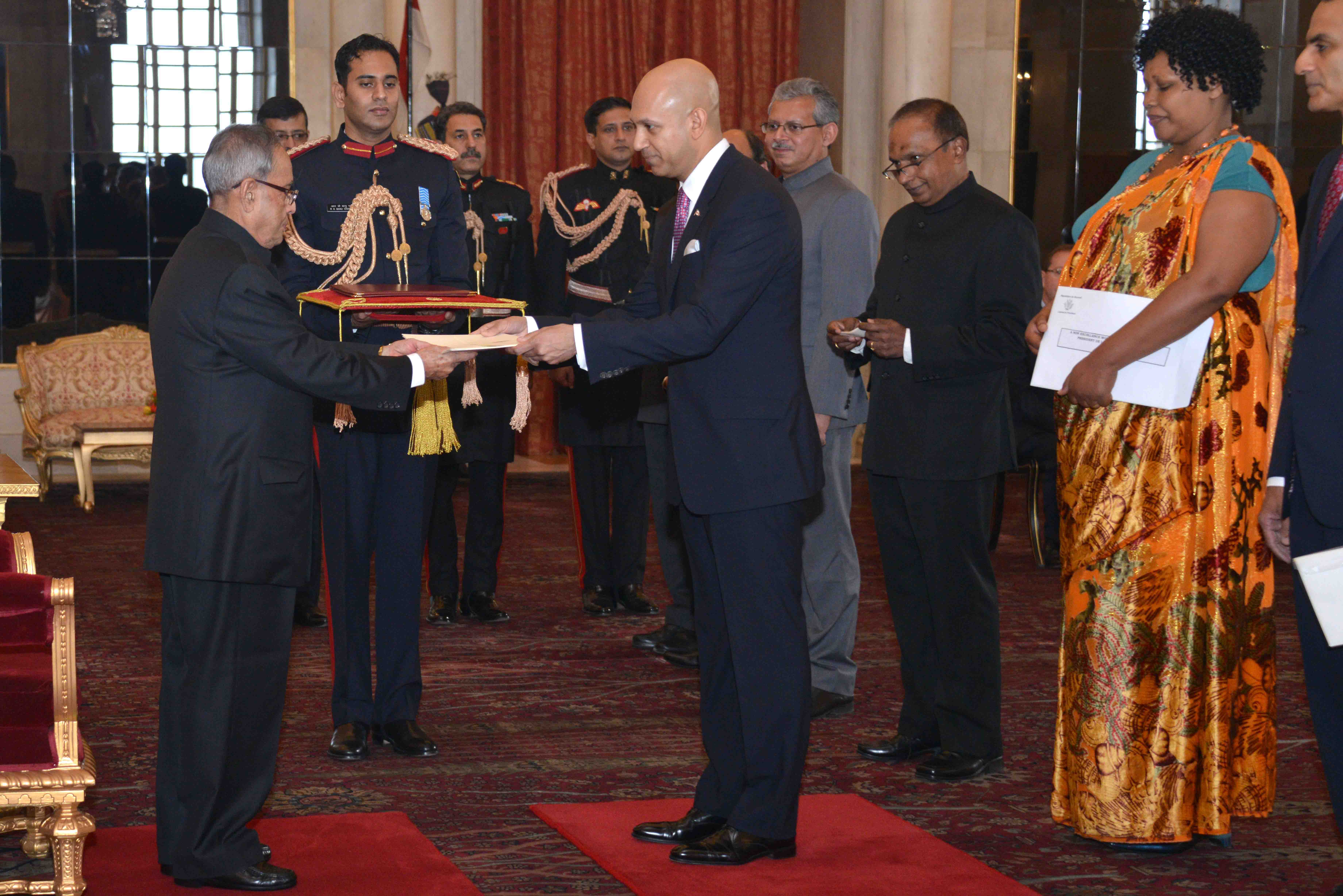 कनाडा के उच्चायुक्त, महामहिम श्री नादिर पटेल 16 जनवरी 2015 को राष्ट्रपति भवन में, भारत के राष्ट्रपति, श्री प्रणब मुखर्जी को अपना परिचय-पत्र प्रस्तुत करते हुए