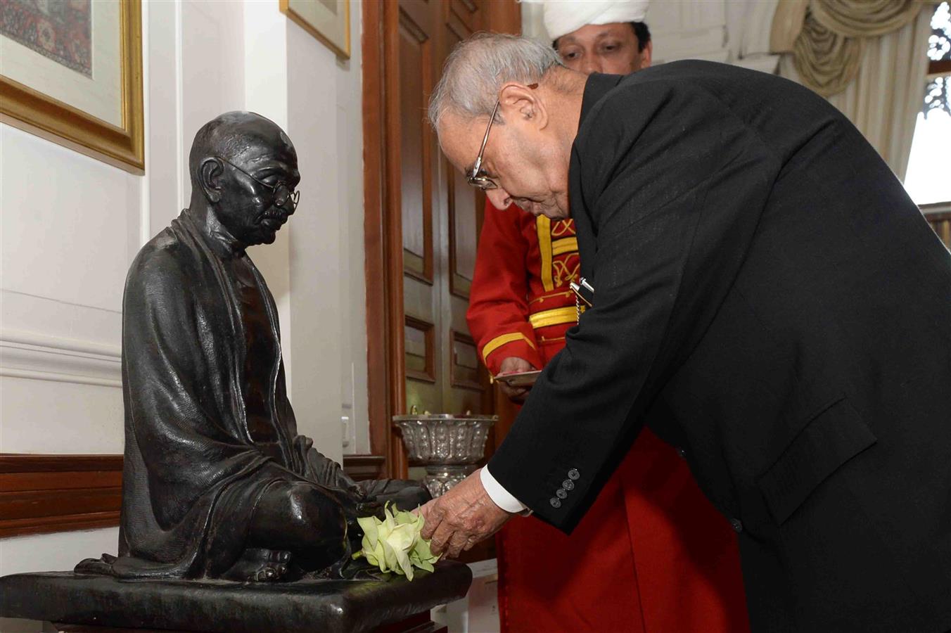 भारत के राष्ट्रपति, श्री प्रणब मुखर्जी 30 जनवरी, 2017 को राष्ट्रपति भवन में महात्मा गांधी की प्रतिमा पर पुष्पांजलि अर्पित करते हुए।