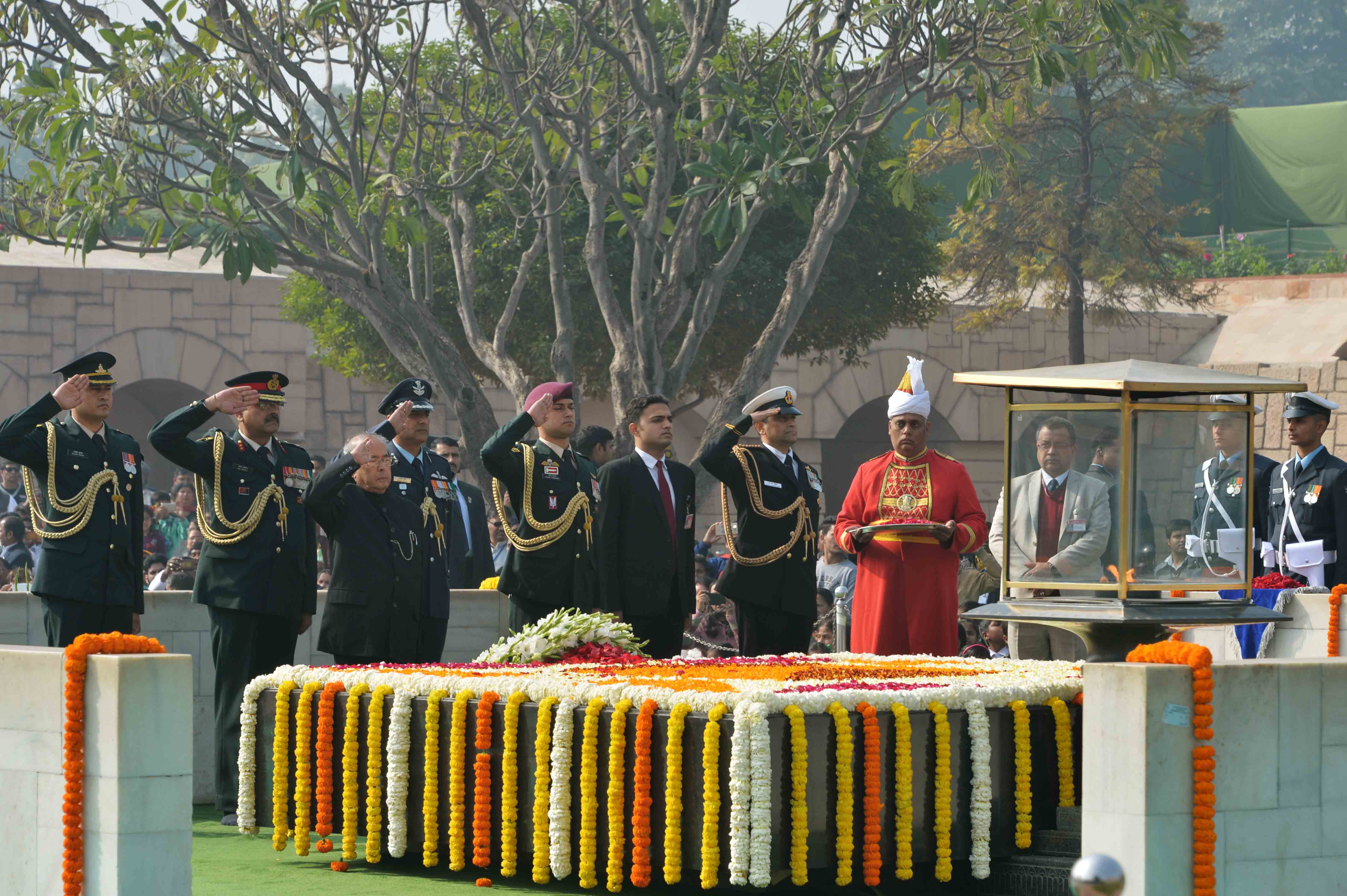 भारत के राष्ट्रपति, श्री प्रणब मुखर्जी 30 जनवरी, 2017 को राष्ट्रपिता, महात्मा गांधी की 69वीं पुण्यतिथि पर राजघाट पर उनकी समाधि पर श्रद्धांजलि अर्पित करते हुए।