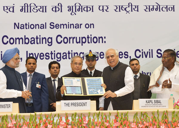 The President of India, Shri Pranab Mukherjee releasing commemorative Postage Stamp at the inauguration of Seminar on ‘Combating Corruption – Role of Accountability Institutions, Investigating Agencies, Civil Society and Media’ on the occasion of the Gold 