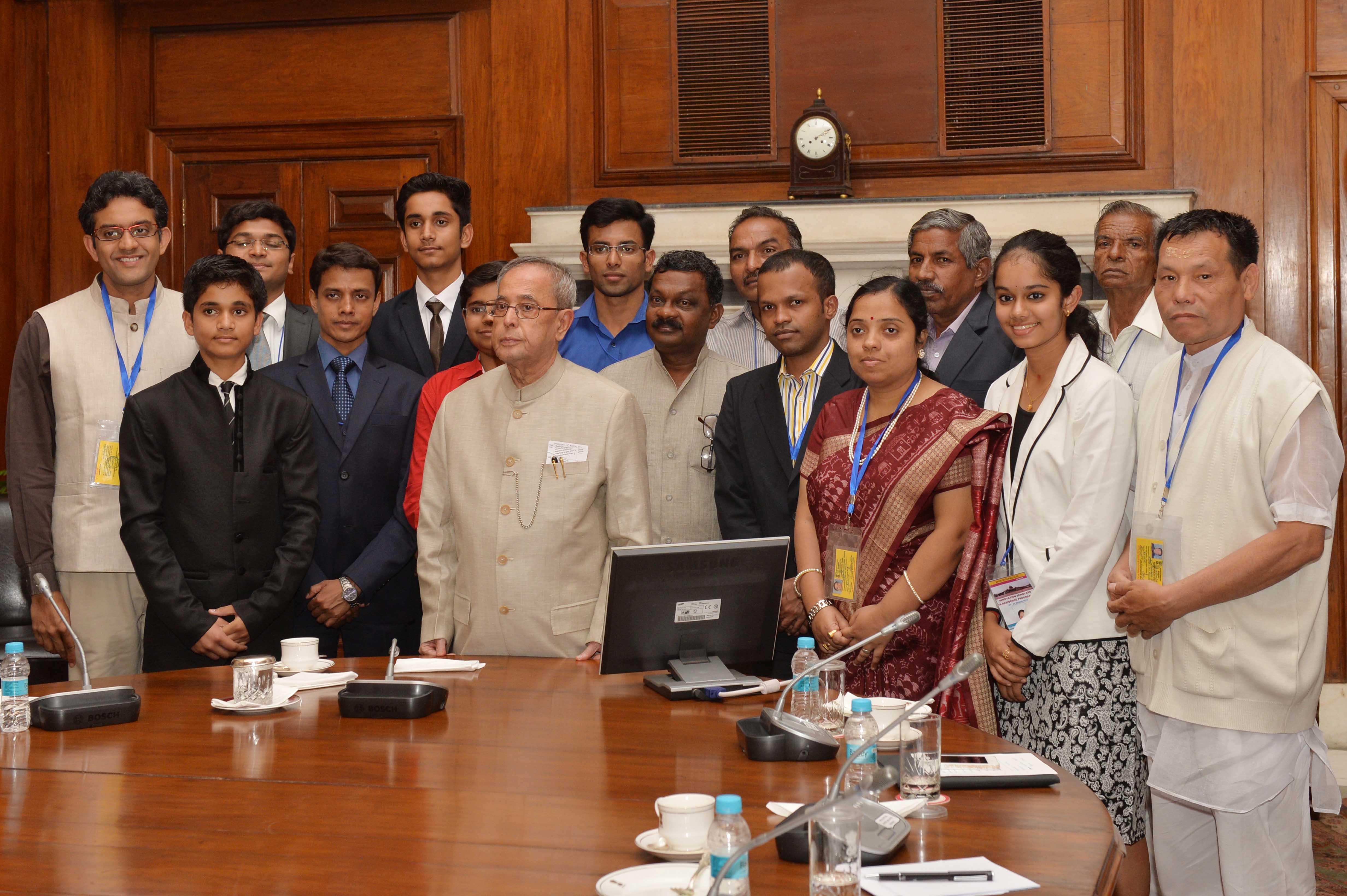 The President of India, Shri Pranab Mukherjee with the Second Batch of Innovation Scholars and participants of the writers and Artists In-Residence Programme at Rashtrapati Bhavan on March 19, 2015.