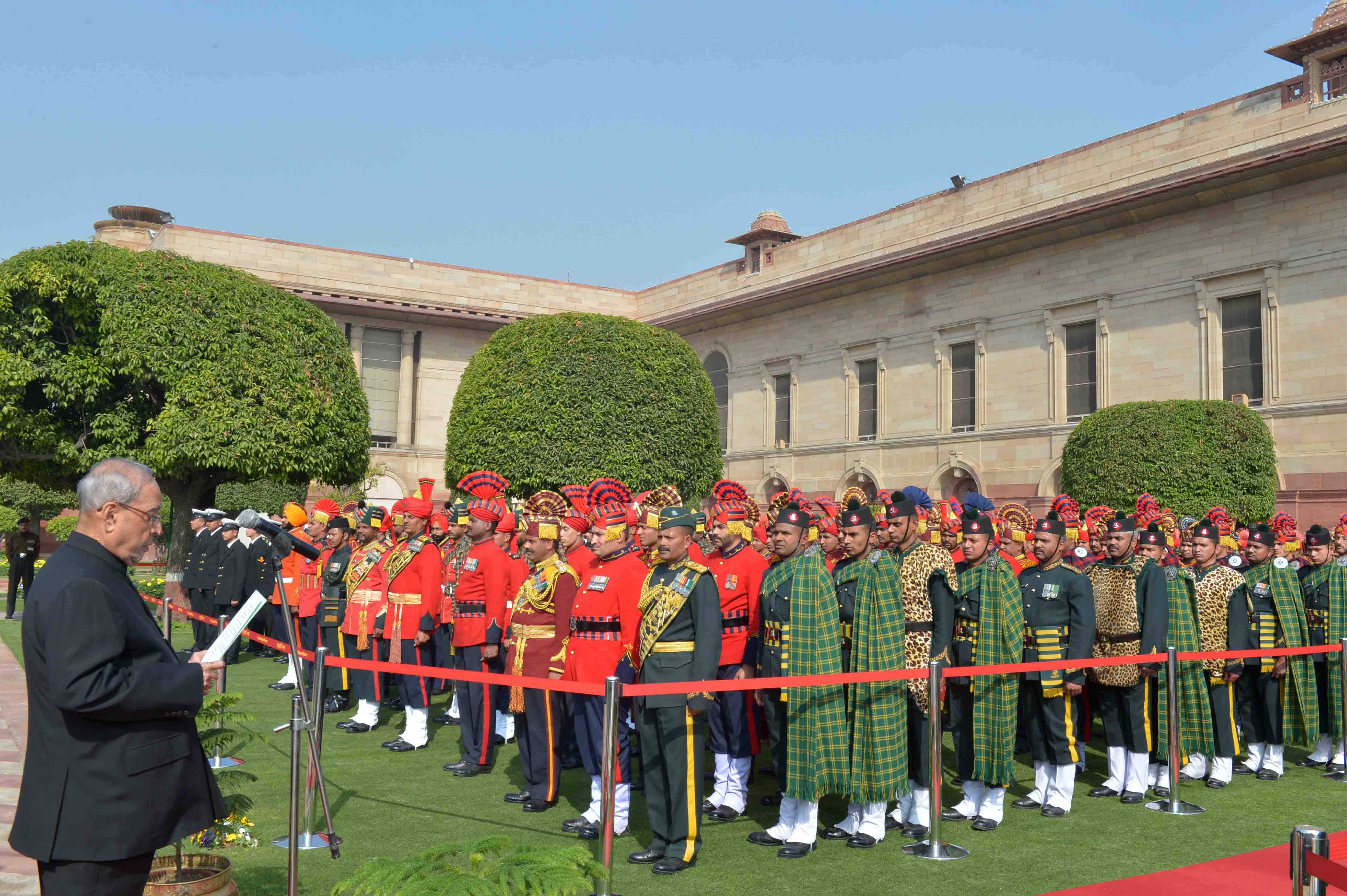 भारत के राष्ट्रपति, श्री प्रणब मुखर्जी 30 जनवरी, 2017 को राष्ट्रपति भवन त्रिसेना बैंड टुकड़ी (बीटिंग रिट्रीट समारोह के प्रतिभागी) के कार्मिकों से मिलते हुए।