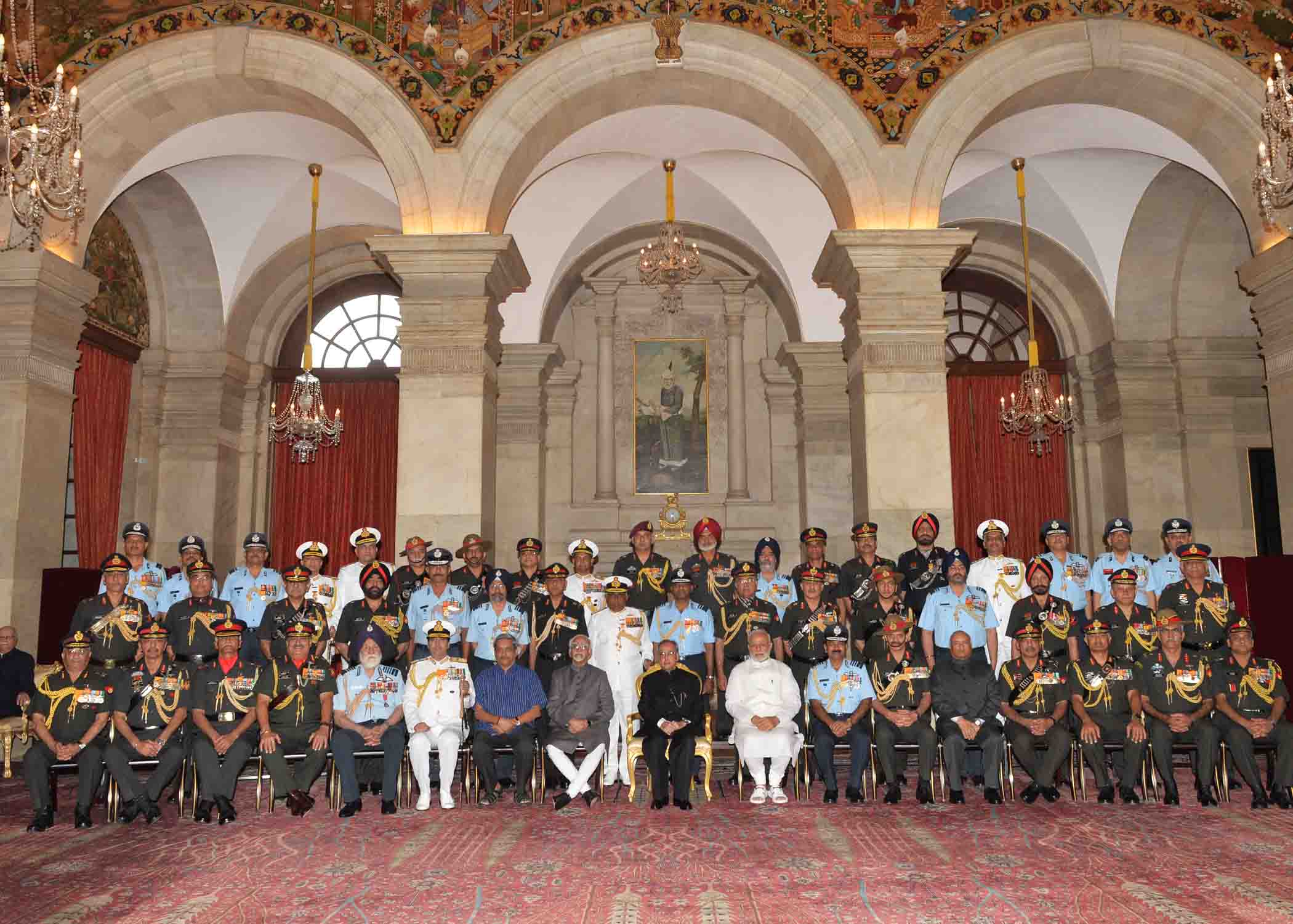 भारत के राष्ट्रपति, श्री प्रणब मुखर्जी 21 मार्च 2015 को राष्ट्रपति भवन में, रक्षा अलंकरण समारोह में वीरता पुरस्कार तथा विशिष्ट सेवा अलंकार प्राप्तकर्ताओं के साथ।