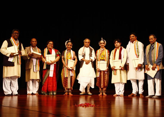 भारत के राष्ट्रपति,श्री प्रणब मुखर्जी 16 फ़रवरी 2013 को राष्ट्रपति भवन ऑडिटोरियम,नई दिल्ली में श्रीमती माधवी मुद्गल और सहयोगी सुश्री आरुषि मुद्गल के ओडिसी नृत्य का अवलोकन करने के बाद,कलाकारों के साथ।