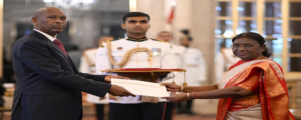 H.E. Brigadier General Aloys Bizindavyi, Ambassador of the Republic of Burundi presenting credentials to the President of India, Smt Droupadi Murmu at Rashtrapati Bhavan on July 19, 2023.