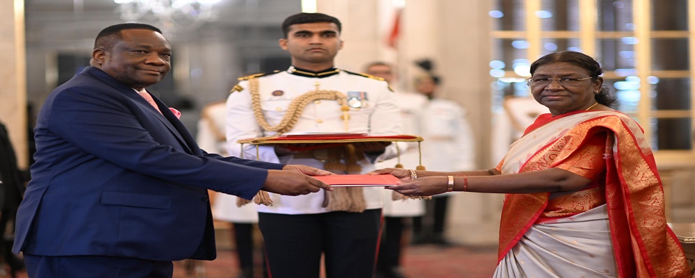 H.E. Mr Clemente Pedro Francisco Camenha, Ambassador of the Republic of Angola presenting credentials to the President of India, Smt Droupadi Murmu at Rashtrapati Bhavan on July 19, 2023.