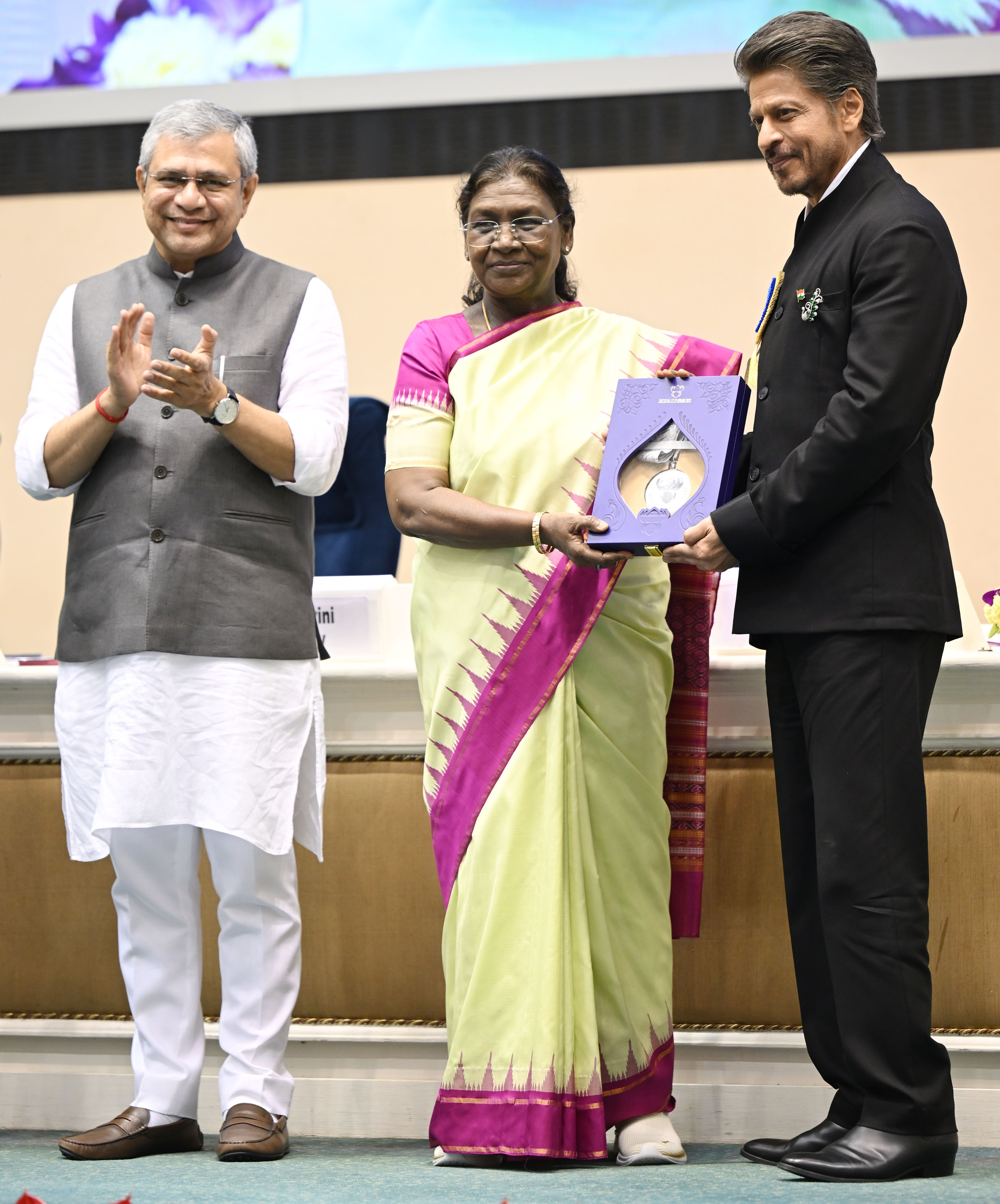 23 सितंबर, 2025 को नई दिल्ली में विभिन्न श्रेणियों में 71वें राष्ट्रीय फिल्म पुरस्कार प्रदान करते हुए भारत की राष्ट्रपति, श्रीमती द्रौपदी मुर्मु।