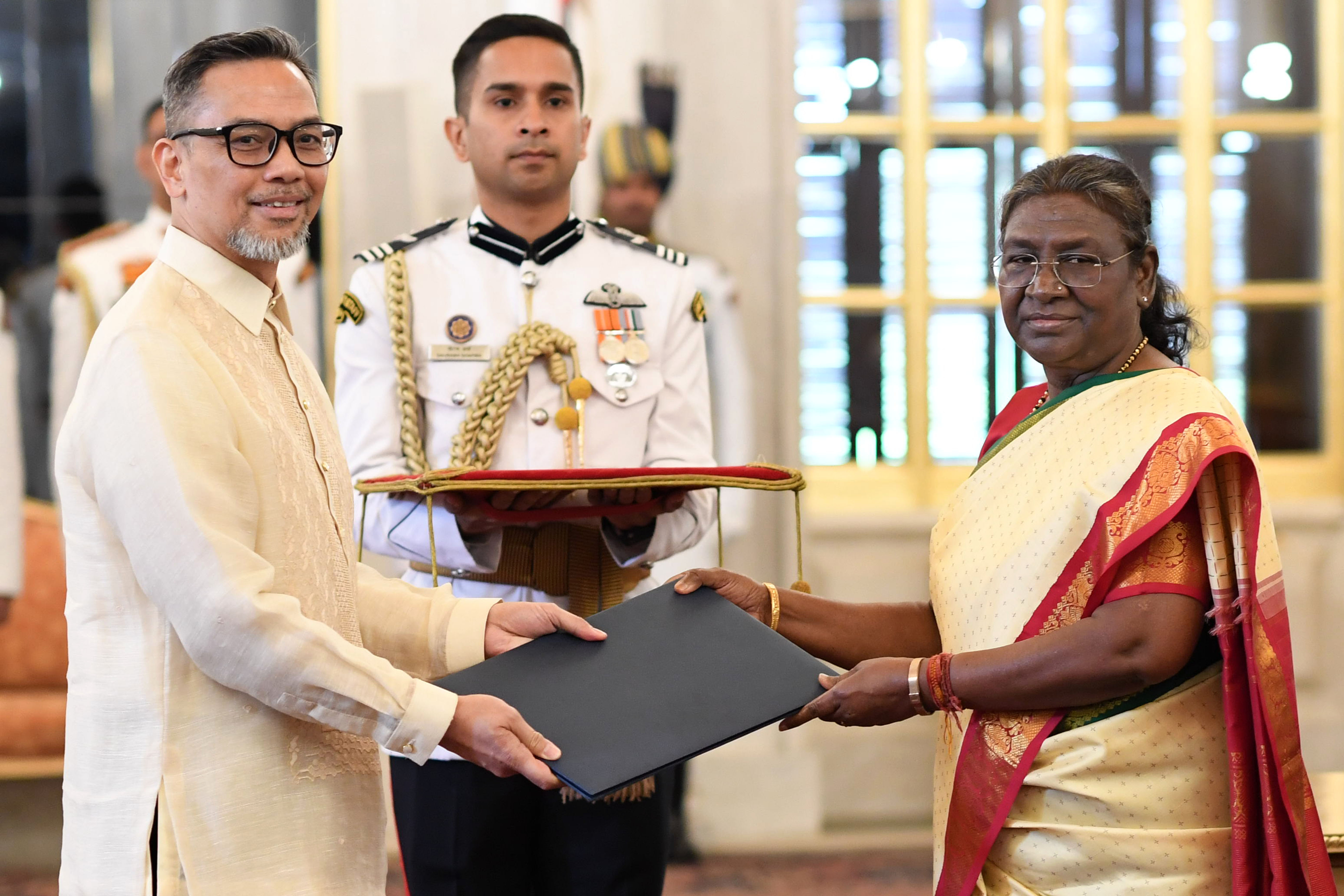 H.E. Mr Josel Francisco Ignacio, Ambassador of the Republic of Philippines presenting credentials to the President of India, Smt Droupadi Murmu at Rashtrapati Bhavan on March 27, 2024.