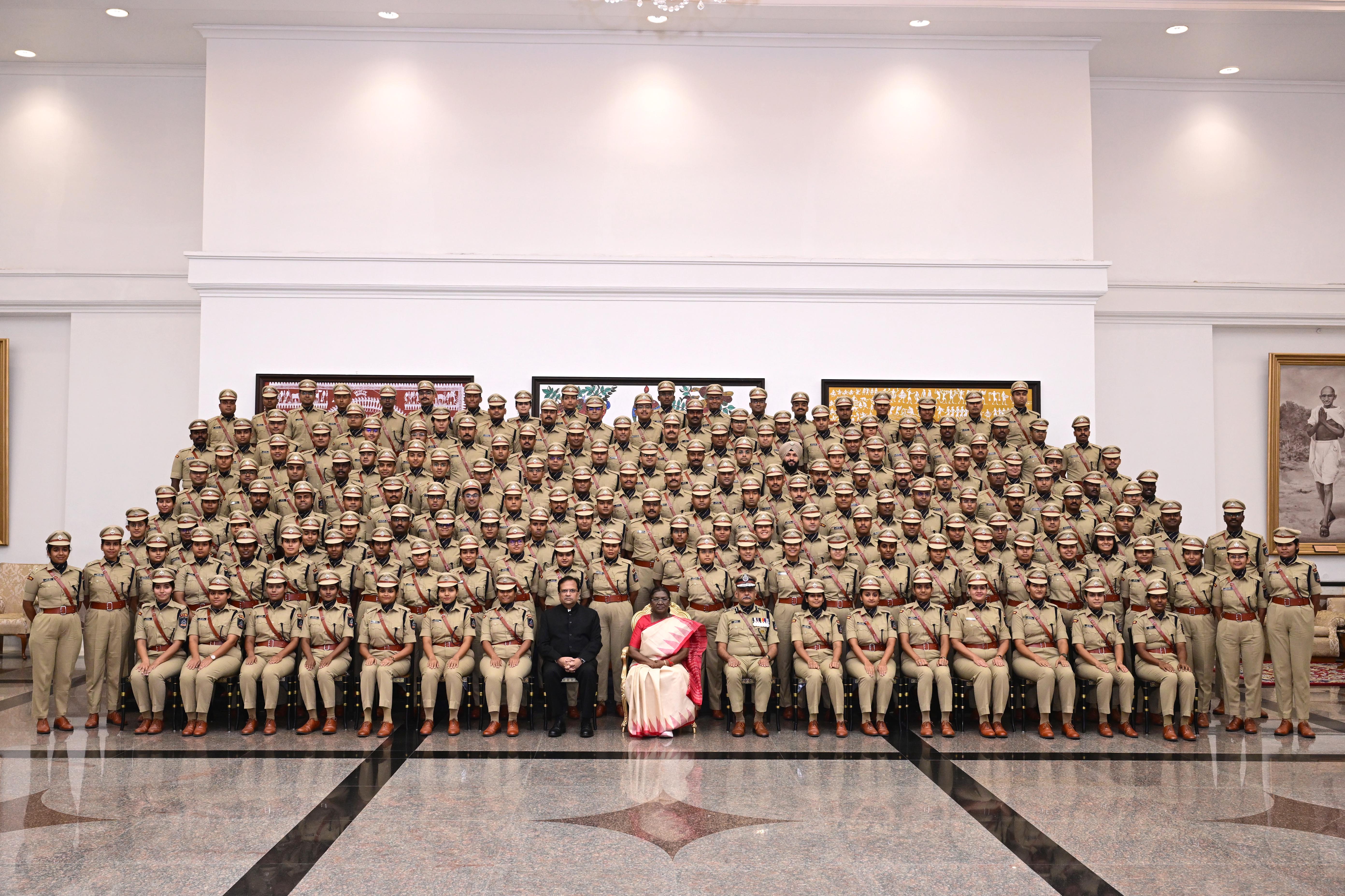 आज 27 अक्तूबर, 2025 को राष्ट्रपति भवन में भारतीय पुलिस सेवा के 77 आरआर (2024 बैच) के परिवीक्षाधीन अधिकारियों से मुलाकात करते हुए भारत की राष्ट्रपति, श्रीमती द्रौपदी मुर्मु। आज 27 अक्तूबर, 2025 को राष्ट्रपति भवन में भारतीय पुलिस सेवा के 77 आरआर (2024 बैच) के परिवीक्षाधीन अधिकारियों से मुलाकात करते हुए भारत की राष्ट्रपति, श्रीमती द्रौपदी मुर्मु।