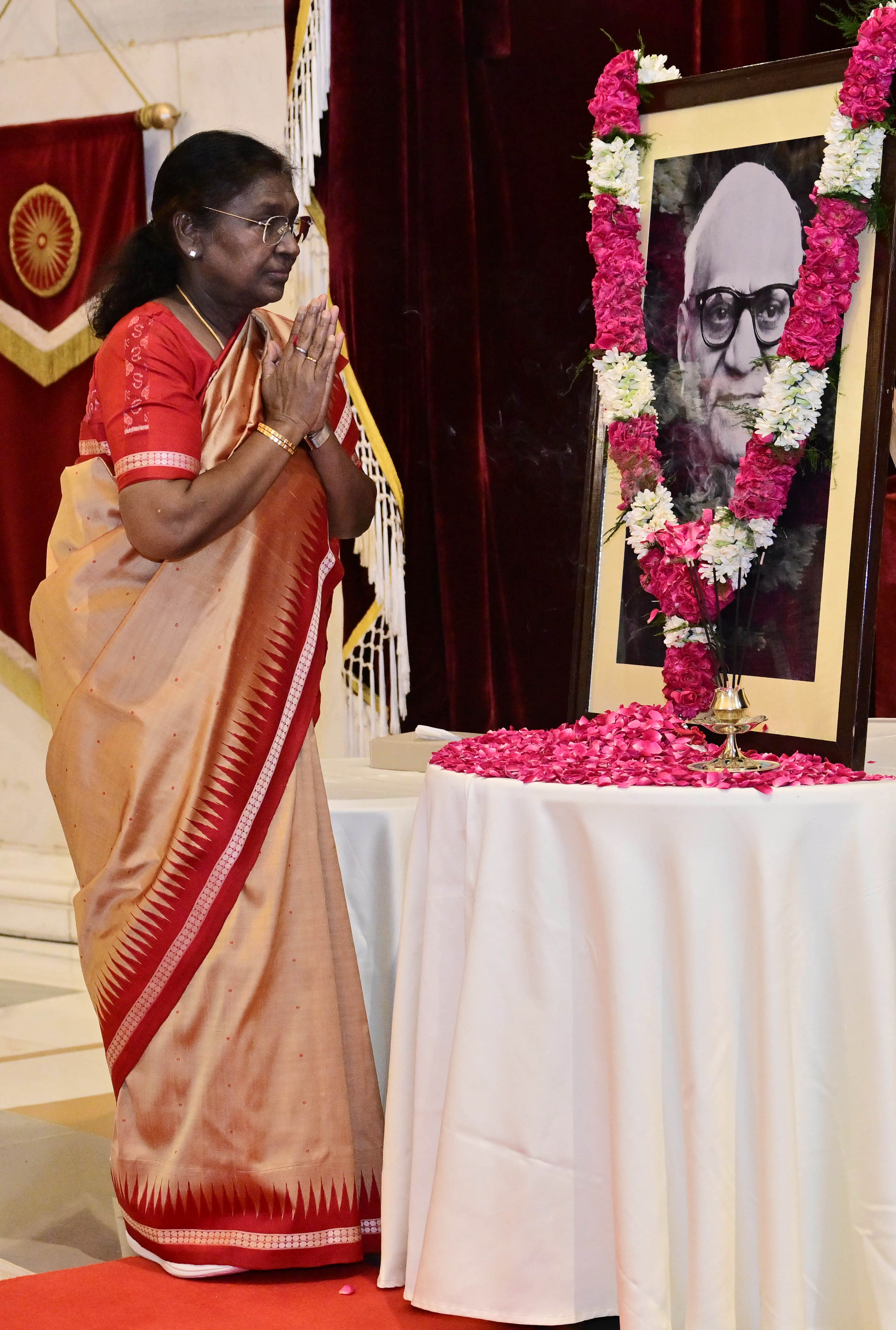  The President of India, Smt Droupadi Murmu paid floral tributes to Shri V.V. Giri, former President of India on his birth anniversary at Rashtrapati Bhavan on August 10, 2025.