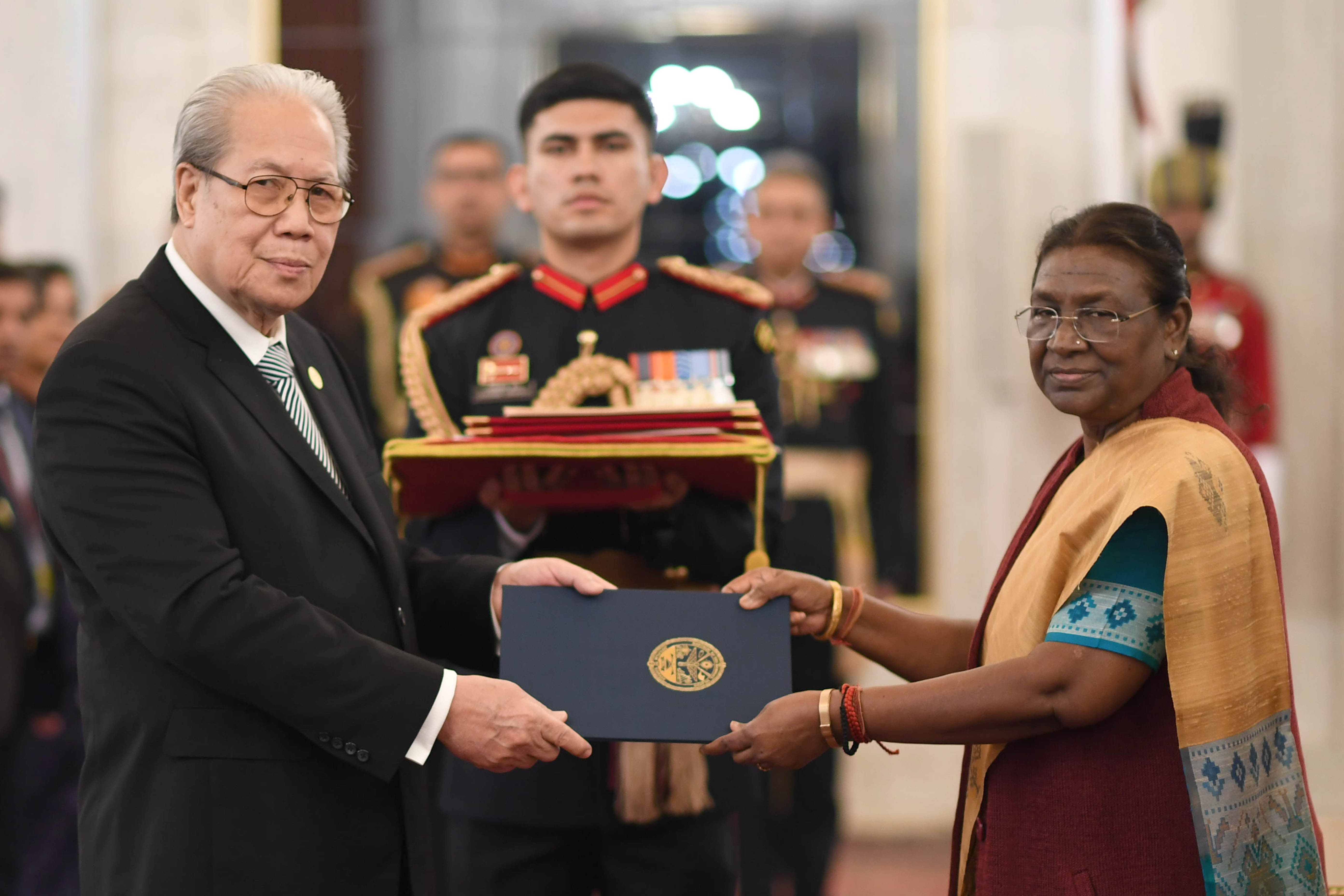 H.E. Mr Alexander Carter Bing, Ambassador of the Republic of the Marshall Islands presenting credentials to the President of India, Smt Droupadi Murmu at Rashtrapati Bhavan on November 28, 2023.