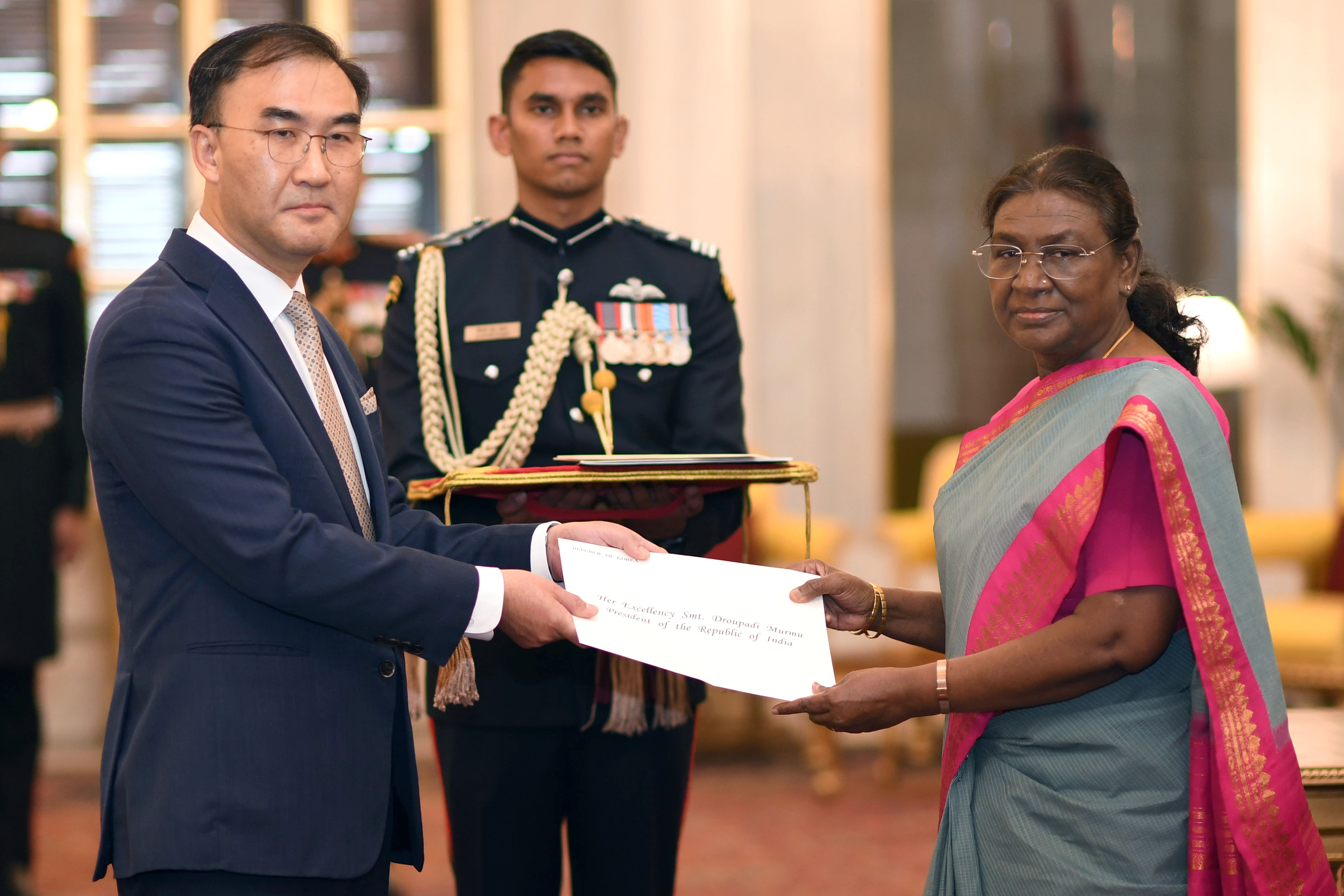 H.E. Mr Lee Seong Ho, Ambassador of the Republic of Korea presenting credentials to the President of India, Smt Droupadi Murmu at a ceremony held at Rashtrapati Bhavan on November 25, 2024.