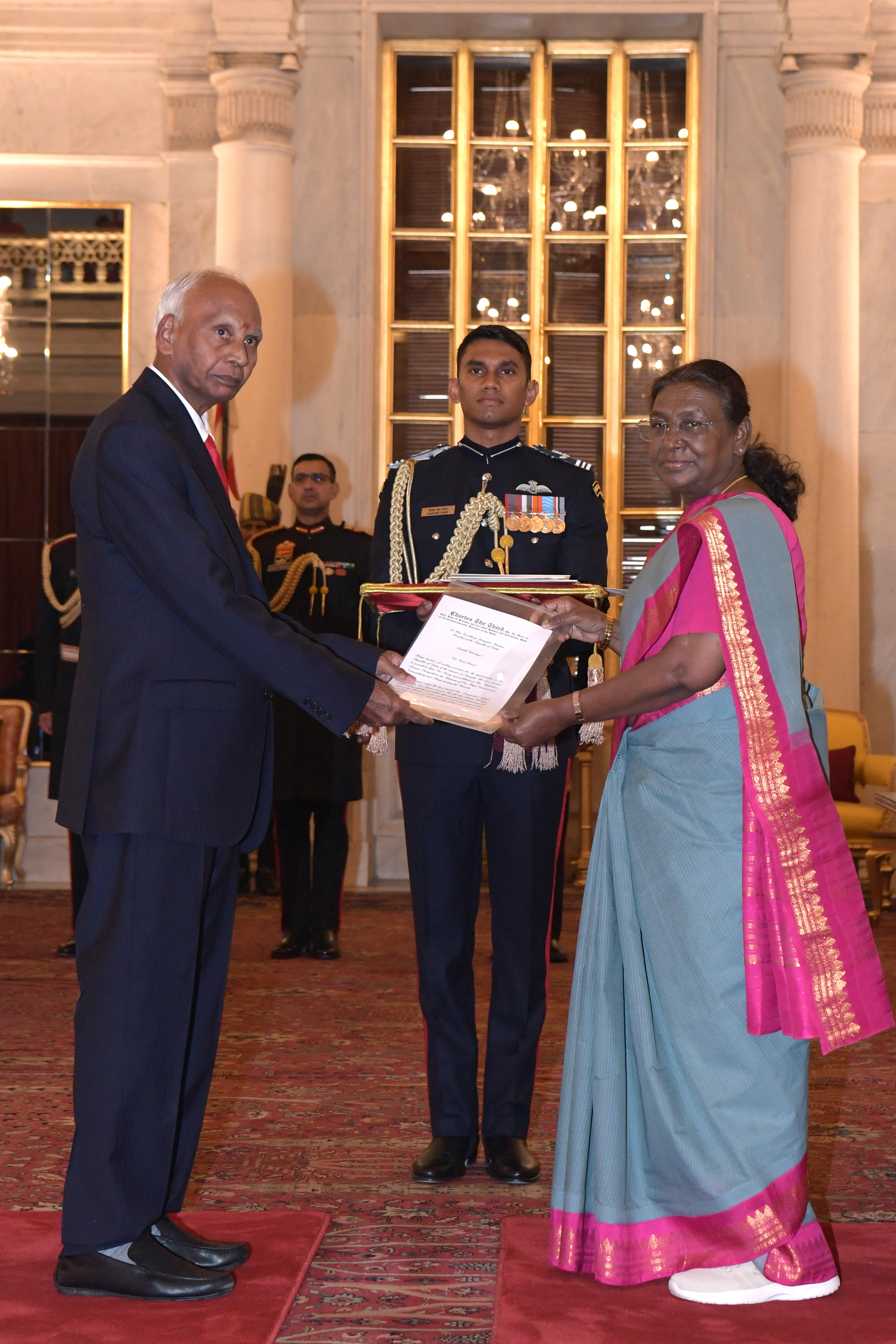 H.E. Mr Pasupuleti Gita Kishore Kumar, High Commissioner of Grenada presenting credentials to the President of India, Smt Droupadi Murmu at a ceremony held at Rashtrapati Bhavan on November 25, 2024.