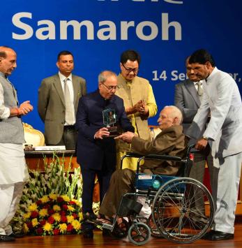 The President of India, Shri Pranab Mukherjee presenting the Rajbhasha award instituted by the Rajbhasha Vibhag of Ministry of Home Affairs on the occasion of Hindi Divas in New Delhi on September 14, 2016.