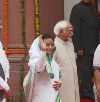 The President of India, Smt. Pratibha Devisingh Patil in Parliament on July 23, 2012 on the occasion of the farewell function there. Also seen (left to right) are the Prime Minister of India, Dr. Manmohan Singh, the Vice President of India, Shri Hamid Ans