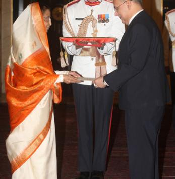 The High Commissioner of Pakistan, H.E. Mr. Salman Bashir presenting his credentials to the President of India, Smt. Pratibha Devisingh Patil at Rashtrapati Bhavan on July 13, 2012.