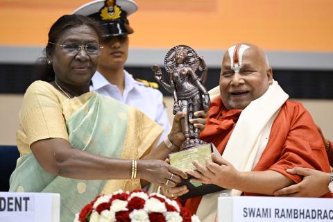 President Droupadi Murmu presents Jnanpith Award to Shri Rambhadracharya at Vigyan Bhavan, New Delhi on 16 May 2025