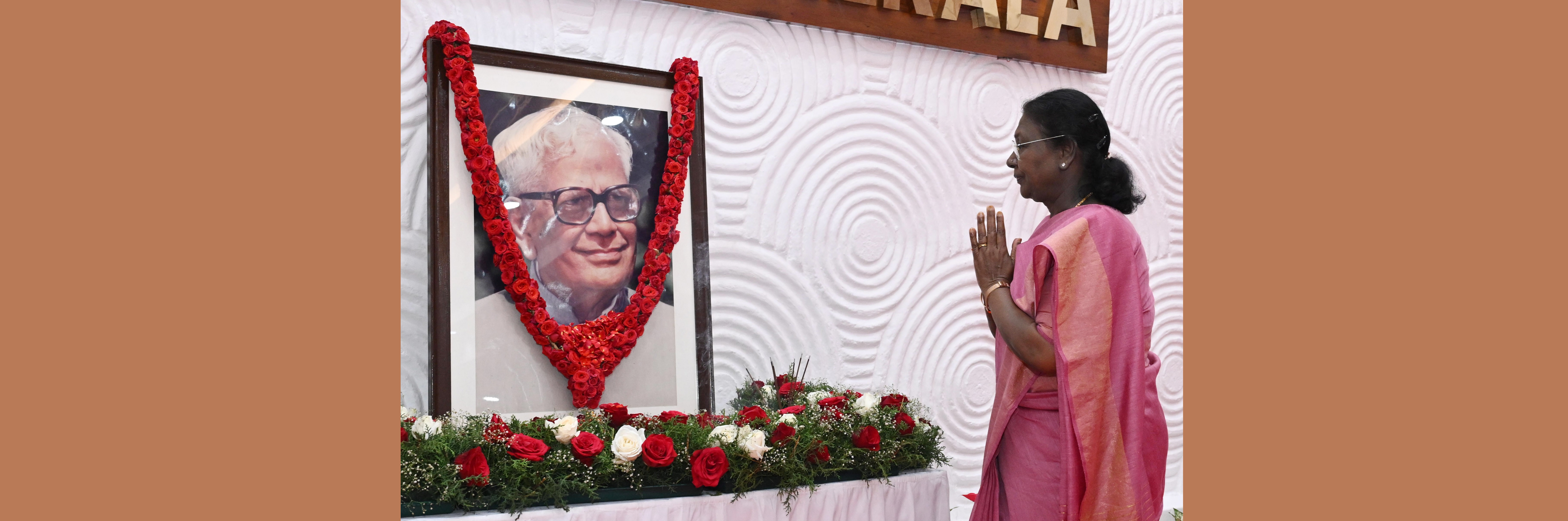  The President of India, Smt Droupadi Murmu paid floral tributes to Shri R. Venkataraman, former President of India, on his birth anniversary at Lok Bhavan, Thiruvananthapuram on December 4, 2025.
