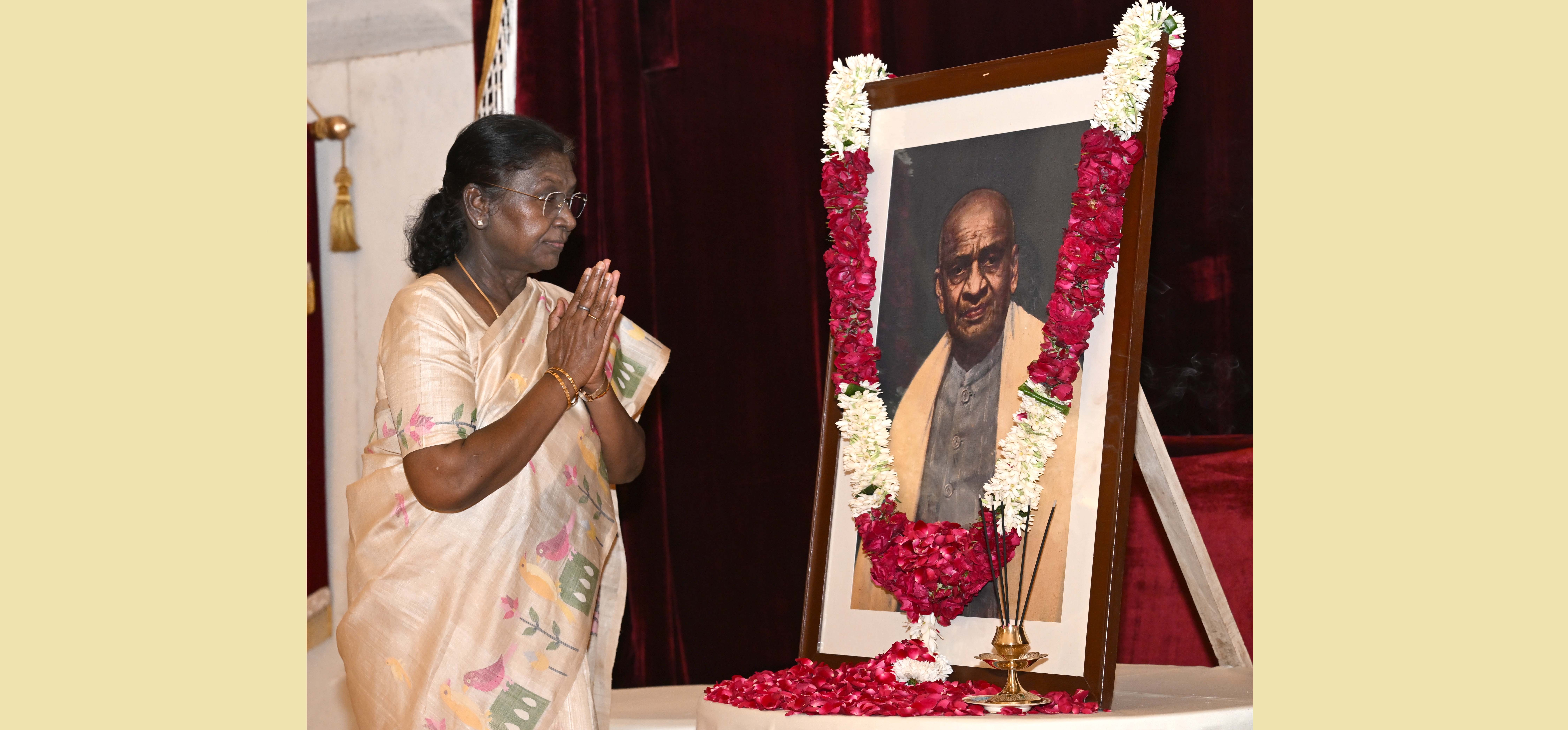The President of India, Smt Droupadi Murmu, paid floral tributes to Sardar Vallabhbhai Patel on his 150th birth anniversary at Rashtrapati Bhavan on October 31, 2025.